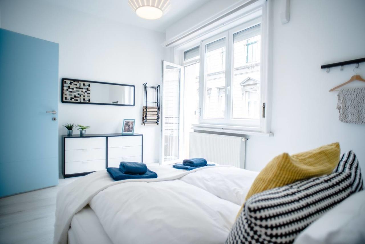 Central New Home With 3 Bedrooms, A/C And Balcony ブダペスト エクステリア 写真
